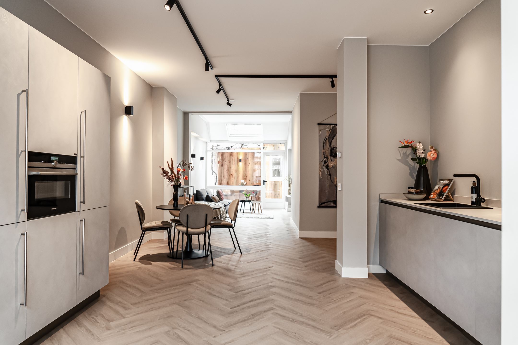 Voorgevel van de herontwikkelde woning bij daglicht